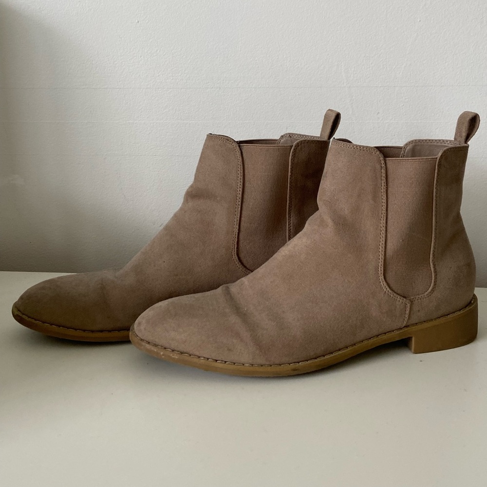 GUESS mens suède, tan, ankle boots!